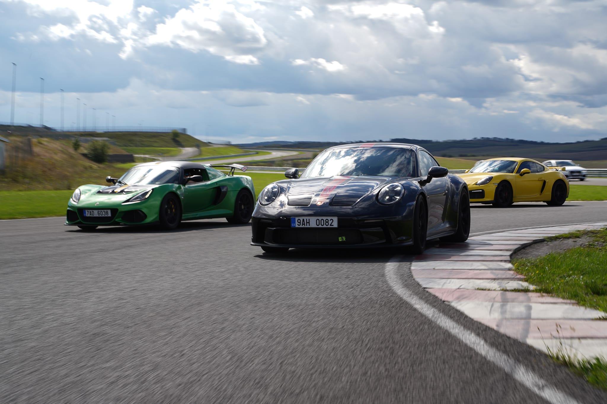 Lotus Exige, Porsche GT3 a Cayman na okruhu